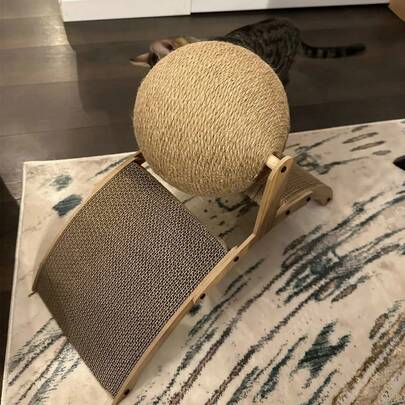 Tấm cào móng hai mặt cho mèo với bóng sisal tự nhiên, trụ cào móng đa năng cho mèo trong nhà, cấu trúc gỗ chắc chắn bền bỉ.