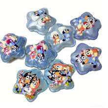 Bluey 2026年美曼周边新品3件套！布鲁伊主题星形饰品，可爱又治愈！精选布鲁伊、宾果等超人气角色，采用相同边框图案，搭配梦幻冰蓝色背景和立体星形设计。 - 彩色 - 查看 6