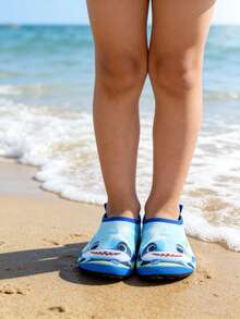 儿童男童浅蓝色卡通大鲨鱼印花TPR防滑防护水袜，适合水上活动 - 彩色 - 查看 4