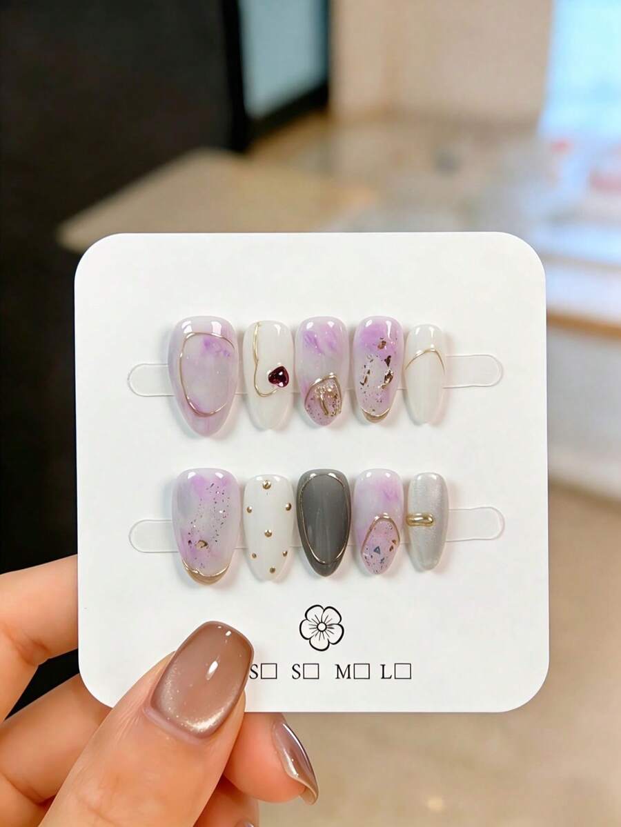 10 Móng Giả Hình Hạnh Nhân Thủ Công (Móng Tay Có Thể Đeo Được), Dụng Cụ Và Phụ Kiện Làm Móng. Những chiếc móng xinh xắn này có lớp phủ chuyển màu tím, điểm nhấn bột gương không đều, đá trang trí màu tím và họa tiết chấm bi. Chúng có thể tái sử dụng, dễ dàng dán và tháo gỡ nhanh chóng, hoàn hảo cho các bạn gái và phụ nữ để sử dụng hàng ngày, dự tiệc, đám cưới và làm móng nghệ thuật trong các dịp lễ. Bao gồm các dụng cụ làm móng như keo dán và dũa móng. - Màu Lilac Tím - Xem 1