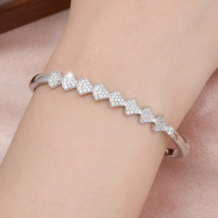 Vòng tay nữ nhiều lớp thanh lịch, với 8 họa tiết hình quạt khảm tinh tế tạo cảm giác sang trọng. - Bạc - Xem 1