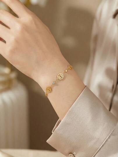 1 pieza Brazalete de disco con letra de lujo francés con diamantes completos, cadena delicada chapada en cobre, accesorio elegante y versátil para el trabajo