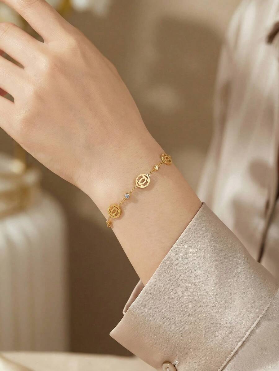 1 pieza Brazalete de disco con letra de lujo francés con diamantes completos, cadena delicada chapada en cobre, accesorio elegante y versátil para el trabajo - Pulsera con colgante redondo hueco y diamantes. - Ver 1