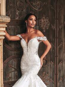 Off-The-Shoulder Mermaid Wedding Gown With A Plunging Sweetheart Neckline And Illusion Lace Bodice, Featuring Intricate Beaded Embroidery, Sheer Side Panels, And A Fitted Satin Skirt That Flares Into A Dramatic Chapel Train With Scalloped Lace Trim, This Luxurious Bridal Dress Is Crafted From Premium Lace And Smooth Satin For A Silhouette That Merges Romantic Elegance With Modern Glamour, Ideal For Spring, Summer, Fall, And Winter Indoor Venues Such As A Grand Ballroom, Historic Mansion - trắng - Xem 3