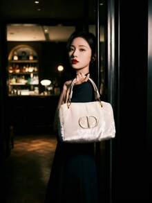 Túi xách cỡ trung màu kem bằng nhung, quai kép - Phong cách sang trọng, thanh lịch, chi tiết logo CD bằng kim loại, dáng túi hobo, túi đeo vai đa năng thích hợp cho tiệc trà chiều và sử dụng hàng ngày. - trắng - Xem 3