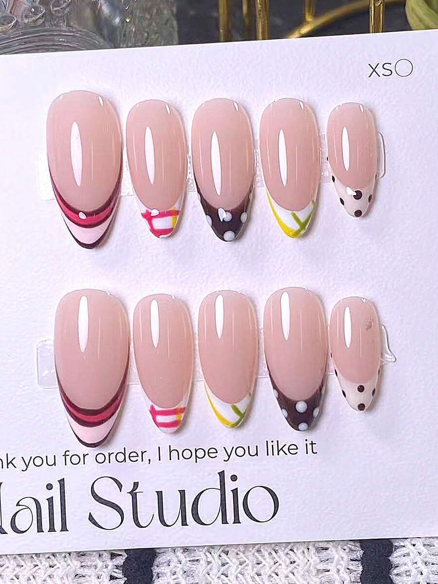 10 pièces d'ongles à presser faits main en forme d'amande, avec des rayures dopamine colorées et un design à carreaux. Bouts français blancs peints à la main avec des pois bruns, ainsi que des rayures roses et vertes et des motifs à carreaux. Élégants, romantiques et minimalistes, ces ongles de luxe à presser dégagent une ambiance sophistiquée et glamour. Convient pour le port quotidien, les rendez-vous, les concerts et les occasions d'affaires légères. Un cadeau idéal pour les femmes et les filles. - Multicolore - Voir 1