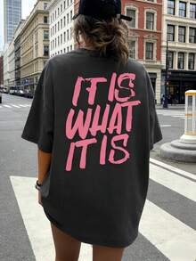 CHICLY19 It Is What It Is Quote Graphic Cotton Tee, Women's Oversized Casual Slogan T-Shirt, Crew Neck Short Sleeve Loose Fit Dark Gray Top, Aesthetic Minimalist Streetwear Cotton Tee For Everyday - 深灰色 - 查看 1