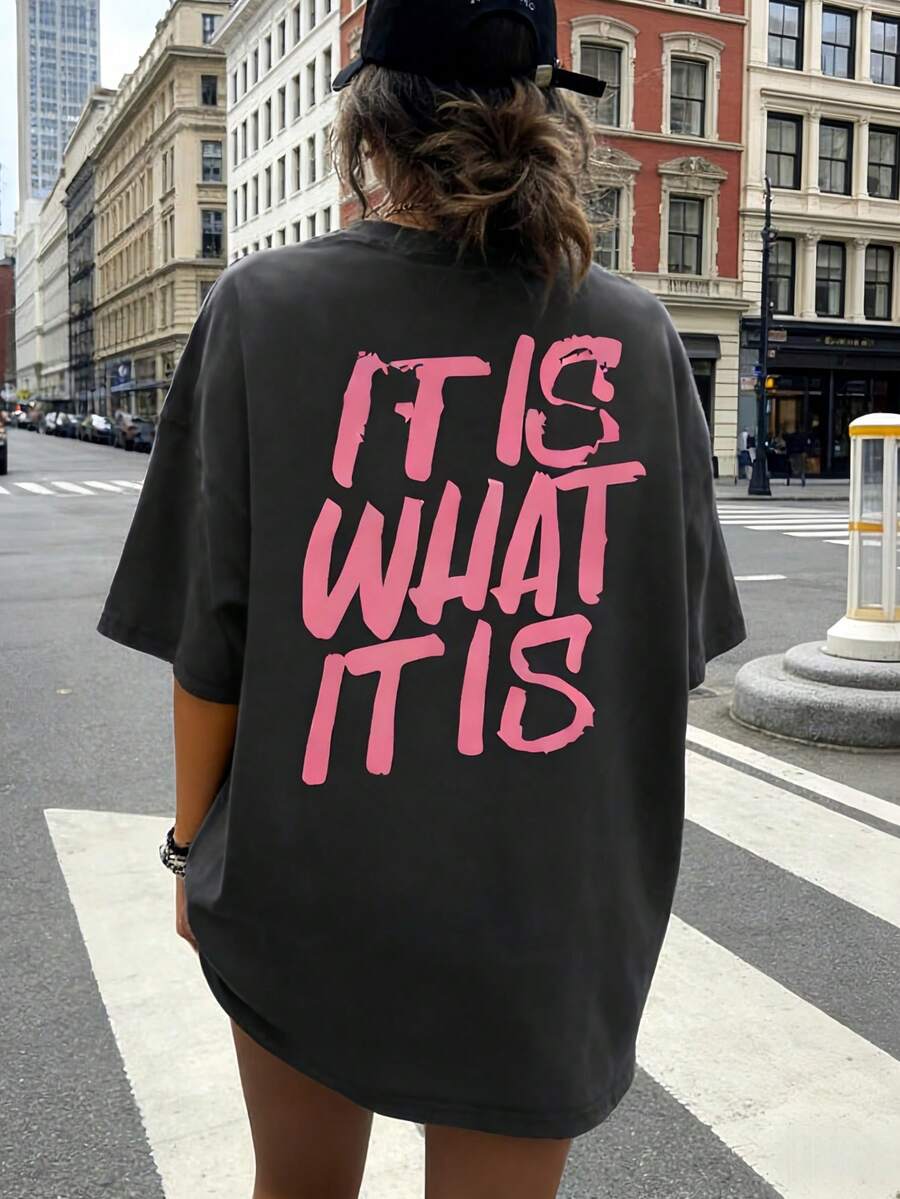 CHICLY19 It Is What It Is Quote Graphic Cotton Tee, Women's Oversized Casual Slogan T-Shirt, Crew Neck Short Sleeve Loose Fit Dark Gray Top, Aesthetic Minimalist Streetwear Cotton Tee For Everyday - 深灰色 - 查看 1