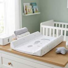 BATHBY Cambiador Acolchado para Bebé | Colchón Cambiador Impermeable con Bordes de Protección| Suave, Fácil de Limpiar y Antideslizante | Diseño Estrellas y Luna | Entrega en 48-72h - Blanco con Estrellas - Ver 6