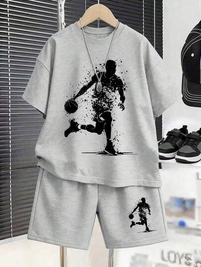 Bộ 2 món áo thun và quần short đa năng cho bé trai, in hình graffiti cầu thủ bóng rổ tối giản, phù hợp cho mặc hàng ngày và thể thao.
