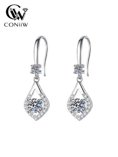 ConiiW Đôi bông tai bạc 925 đính đá Moissanite tổng hợp hình giọt nước, trọng lượng 1 carat/2 carat. Thiết kế thời trang, thanh lịch và sáng tạo, hoàn hảo cho phái nữ vào Ngày Valentine, kỷ niệm, những dịp lãng mạn, tươi mới, ngọt ngào, dịu dàng, sang trọng, độc đáo, phong cách trưởng thành, đơn giản, cổ điển, đa năng, phù hợp để đeo hàng ngày, hẹn hò, dự tiệc, tuần trăng mật, du lịch, kỳ nghỉ, tiệc chiêu đãi, hoặc làm quà tặng cho mẹ, bà, bà ngoại, bạn thân, sinh nhật, Halloween, Giáng sinh hoặc quà năm mới.
