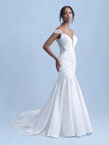 Off-The-Shoulder Mermaid Wedding Gown With A Plunging Sweetheart Neckline And Illusion Lace Bodice, Featuring Intricate Beaded Embroidery, Sheer Side Panels, And A Fitted Satin Skirt That Flares Into A Dramatic Chapel Train With Scalloped Lace Trim, This Luxurious Bridal Dress Is Crafted From Premium Lace And Smooth Satin For A Silhouette That Merges Romantic Elegance With Modern Glamour, Ideal For Spring, Summer, Fall, And Winter Indoor Venues Such As A Grand Ballroom, Historic Mansion - trắng - Xem 4