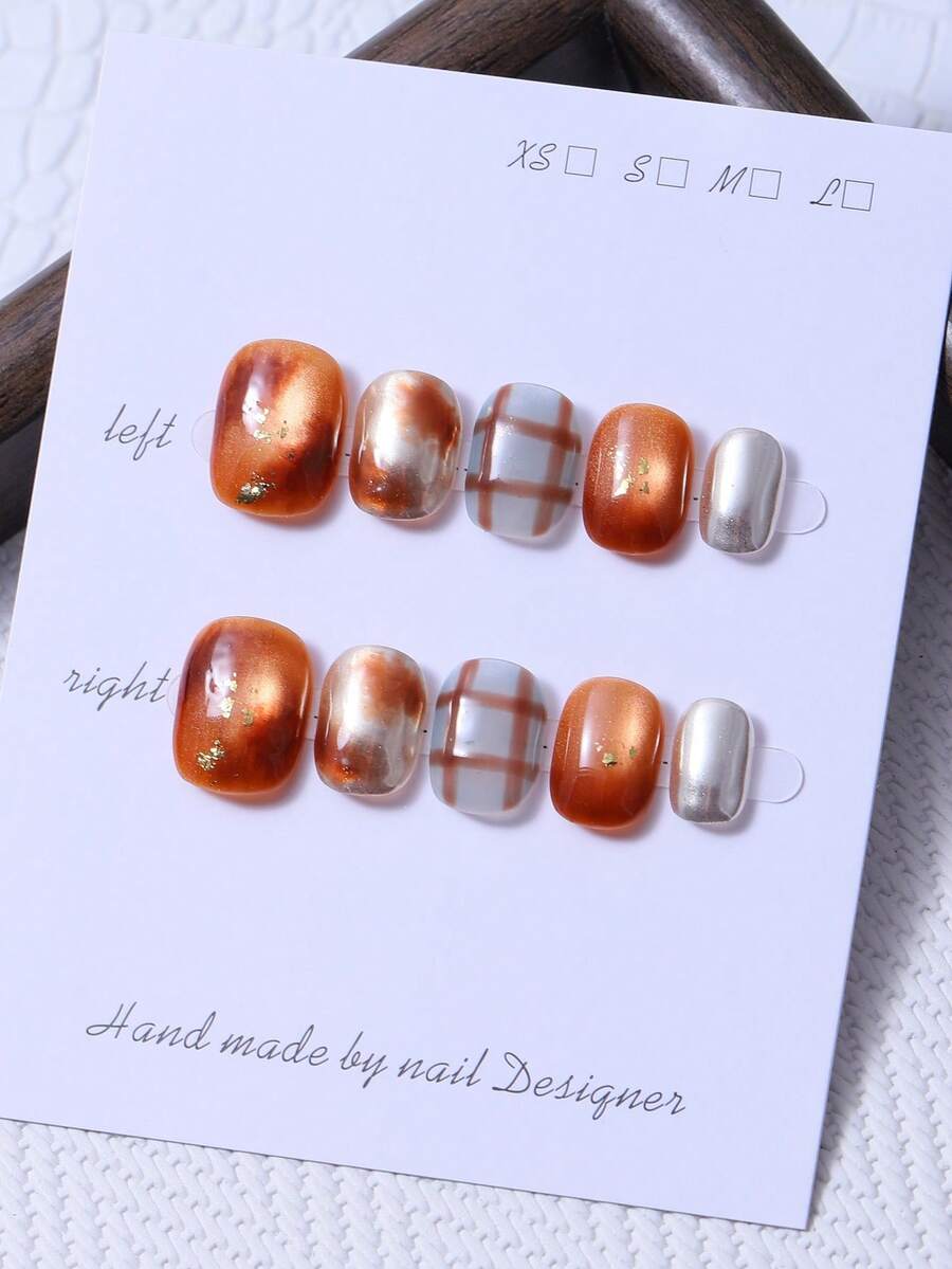 Bộ 10 móng giả hình lòng bàn tay ngắn, tròn, thủ công theo phong cách Y2K màu cam rực rỡ, được vẽ tay theo kiểu chuyển màu gradient với nhũ lấp lánh hình mắt mèo và các đường kẻ vẽ tay tinh tế để trang trí móng. Bao gồm 1 miếng gel dẻo và 1 dũa móng. Hoàn hảo cho sử dụng hàng ngày và cho các buổi biểu diễn tại lễ hội âm nhạc Coachella, dùng làm móng giả dán và các sản phẩm chăm sóc móng. - Màu Cam cháy - Xem 1