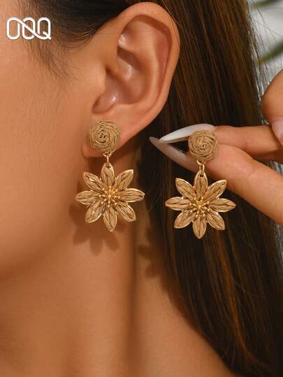 OOQ 1 Pair Handmade Woven 7-Petal Raffia Flower Earrings, Summer Minimalist Chic Bohemian Style Raffia Flower Earrings, Suitable For Wedding, Bridesmaid, Valentine's Day, Mother's Day Gifts, Daily Wear For Women (Handmade Raffia Weaving, Shape And Direction Random)
