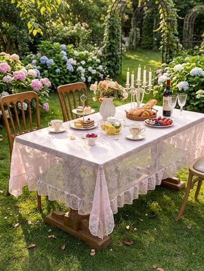 1 chiếc khăn trải bàn kiểu Pháp vùng quê với viền ren hoa, trang trí ngày lễ