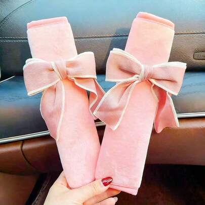 2 chiếc bọc dây an toàn ghế xe hơi bằng vải nhung màu hồng hình nơ, mềm mại và bông xốp, trang trí nội thất xe hơi theo phong cách công chúa dễ thương, món quà lý tưởng cho bé gái và Ngày của Mẹ.