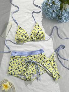 Conjunto de biquíni de 3 peças Lucky Girl Summer para férias de praia, com estampa floral xadrez, calça de alças finas e shorts com amarração dupla na cintura. - azul e amarelo - Ver 2