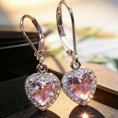 1 Đôi bông tai hình trái tim màu hồng bằng bạc Sterling S925, đính đá Zirconia tổng hợp tinh tế, kiểu dáng tối giản, phù hợp cho phụ nữ đeo hàng ngày.