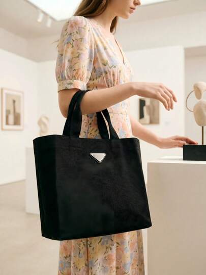  1个中号黑色帆布Prada托特包 - 奢华简约风格，标志性金属三角形Logo细节，加固缝线，多功能手提包，适合日常使用和购物