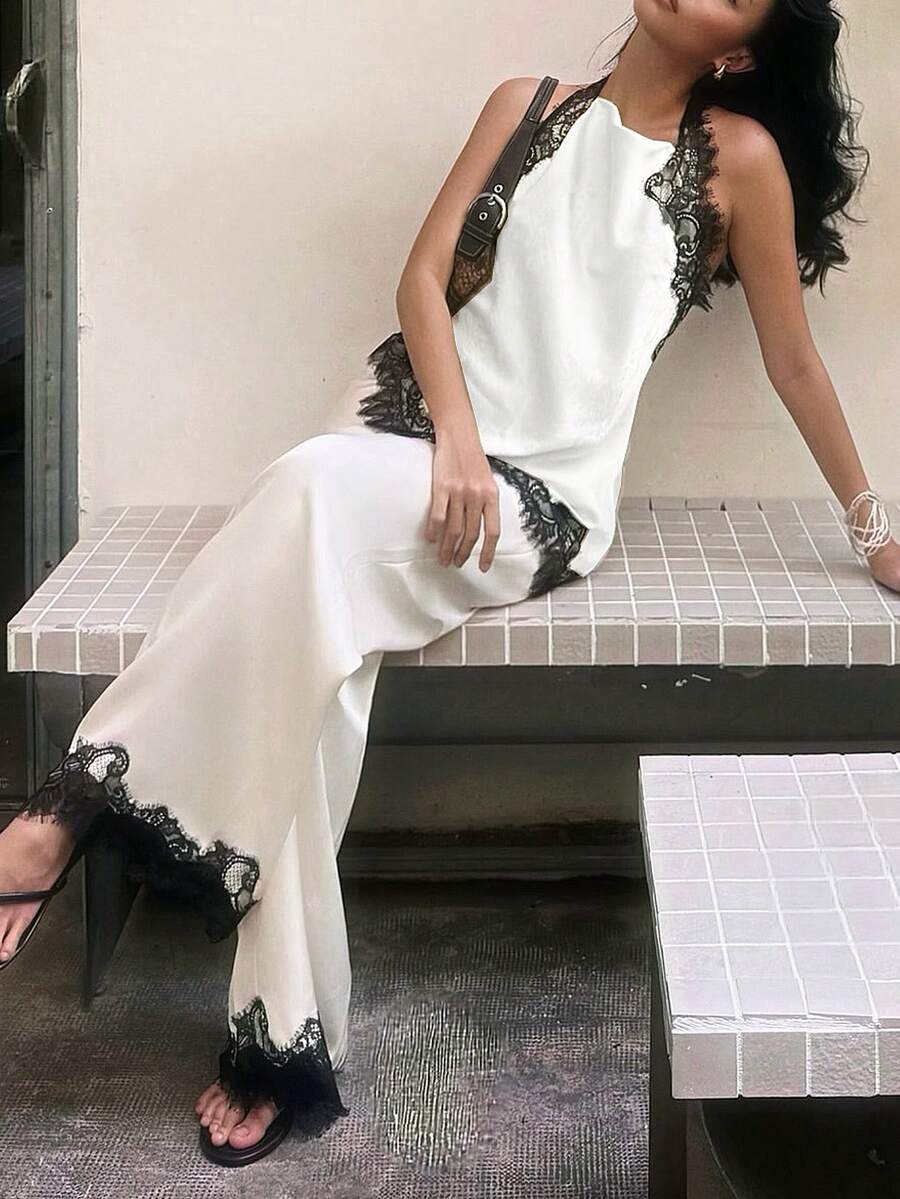 这款女士时尚夏季法式休闲套装,采用纯白缎面撞色黑色蕾丝吊带性感上衣和宽松垂坠阔腿裤,适合街头、下午茶、度假、日常穿着等多种场合,散发轻松优雅的气息。 - 白色 - 查看 1