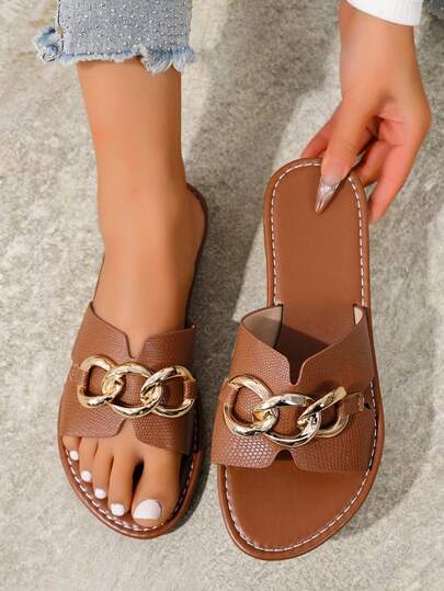 Dép xăng đan đế bằng thoải mái mới năm 2026 dành cho nữ, đa năng cho hoạt động ngoài trời, trong nhà, công sở, kỳ nghỉ, bãi biển, với điểm nhấn là dây xích kim loại, kiểu dáng giản dị và thời trang, phù hợp cho mùa xuân và mùa hè.
