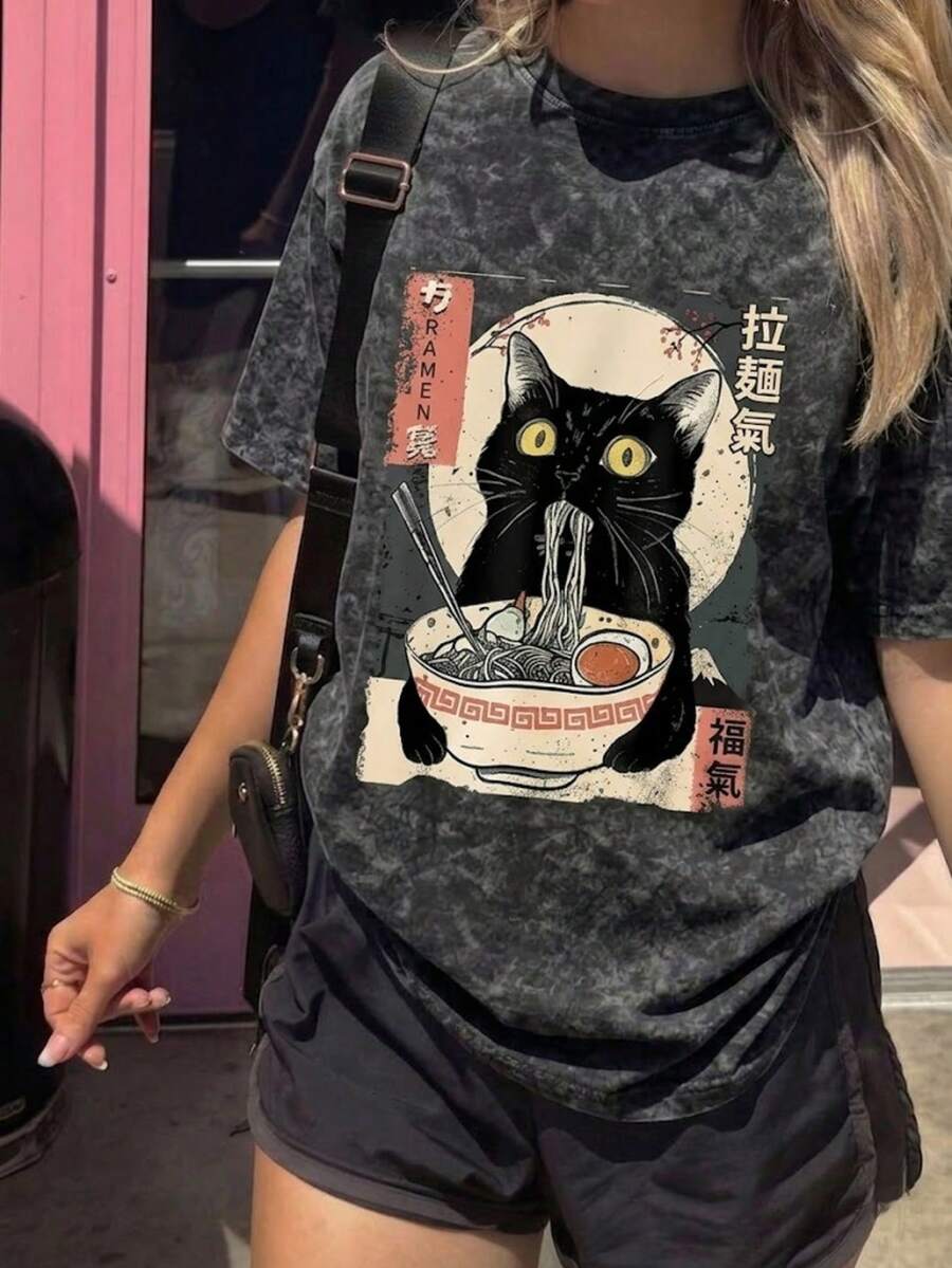 女士标准水洗T恤 | 日式拉面黑猫图案T恤 | 美感水洗炭灰色短袖上衣 | 休闲街头风夏季装 - 黑色 - 查看 1