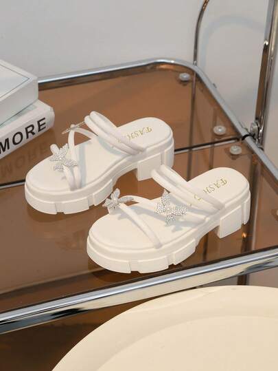 1 par de sandalias de suela gruesa blancas para niñas de talla grande, con correas de PU suaves + diseño de doble mariposa con perlas y rhinestones brillantes, puntera redonda, zapatillas elevadas de suela gruesa, ligeras y elegantes, adecuadas para niñas de 3 a 15 años para uso diario casual, fiestas, compras, escuela, viajes, playa, primavera/verano 2026