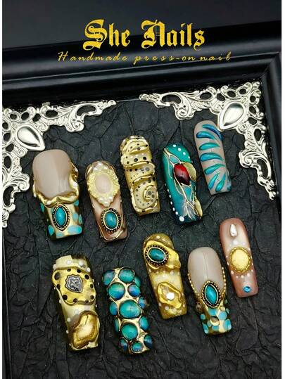 Bộ móng giả DIY dễ thương phong cách Baroque Y2K Trung Tây và Mỹ, kiểu mắt mèo lấp lánh với 10 chiếc móng giả hình vuông dài, móng acrylic thủ công, móng kiểu Pháp lấp lánh, phủ kín móng, họa tiết kim cương màu vẽ tay 3D, hình rắn gợi cảm, vàng ánh kim, chấm bi, họa tiết pha trộn, hạt vàng. Thích hợp cho các bữa tiệc và dịp năm mới. Thích hợp cho phụ nữ và các quý cô sử dụng trong các kỳ nghỉ. Kèm theo miếng dán gel và dũa móng miễn phí.