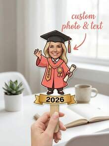 Foto personalizada de caricatura de graduación 2026, abanico de foto de graduación de dibujos animados personalizado, palo de foto de graduación con texto personalizado, soporte de foto de chibi de graduación personalizado, acrílico, mango de madera, impresión de caricatura personalizada, resistente, graduados de escuela secundaria, graduados universitarios - Una pieza - Ver 10