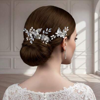 一套仿珍珠和玻璃水钻发夹和梳子套装，适合婚礼、派对、新娘盘发造型。
