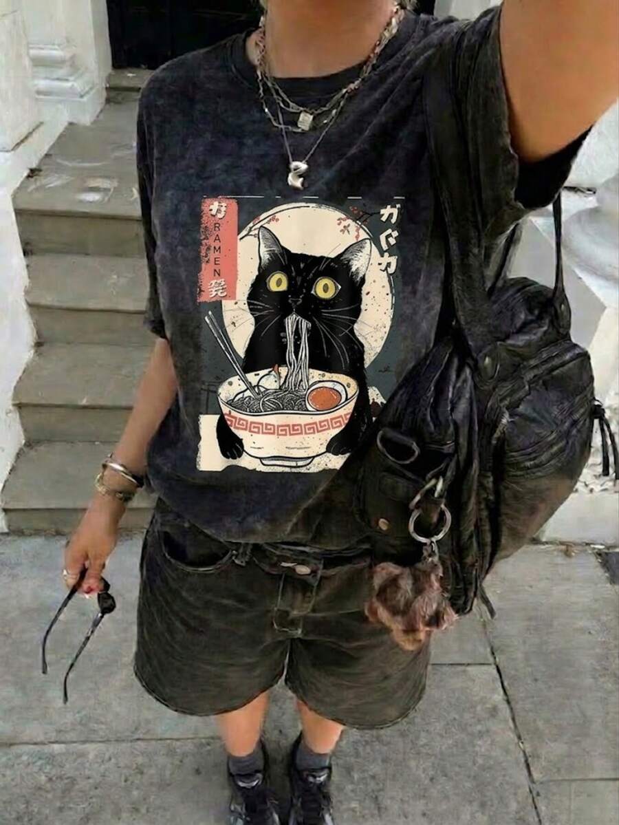 女士标准水洗T恤 | 日式拉面黑猫图案T恤 | 美感水洗炭灰色短袖上衣 | 休闲街头风夏季装 - 黑色 - 查看 1