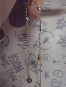 1 pieza Brazalete de disco con letra de lujo francés con diamantes completos, cadena delicada chapada en cobre, accesorio elegante y versátil para el trabajo - Pulsera con colgante redondo hueco y diamantes. - Ver 2