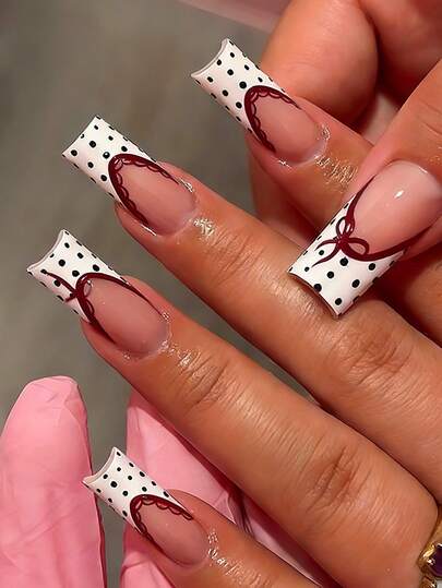 Thêm chút lãng mạn với 24 móng giả hình vuông cỡ trung bình, kiểu dáng cổ điển sang trọng cao cấp, màu đỏ anh đào đậm, sọc đỏ tía, nơ và ren, thời trang hàng ngày, phong cách Y2K, phối màu đen trắng, chấm bi, kiểu Pháp, móng giả dễ thương, che phủ toàn bộ móng dành cho phụ nữ và bé gái. Bao gồm 1 tờ keo dán và 1 miếng dũa mini dạng gel. Giao hàng ngẫu nhiên.