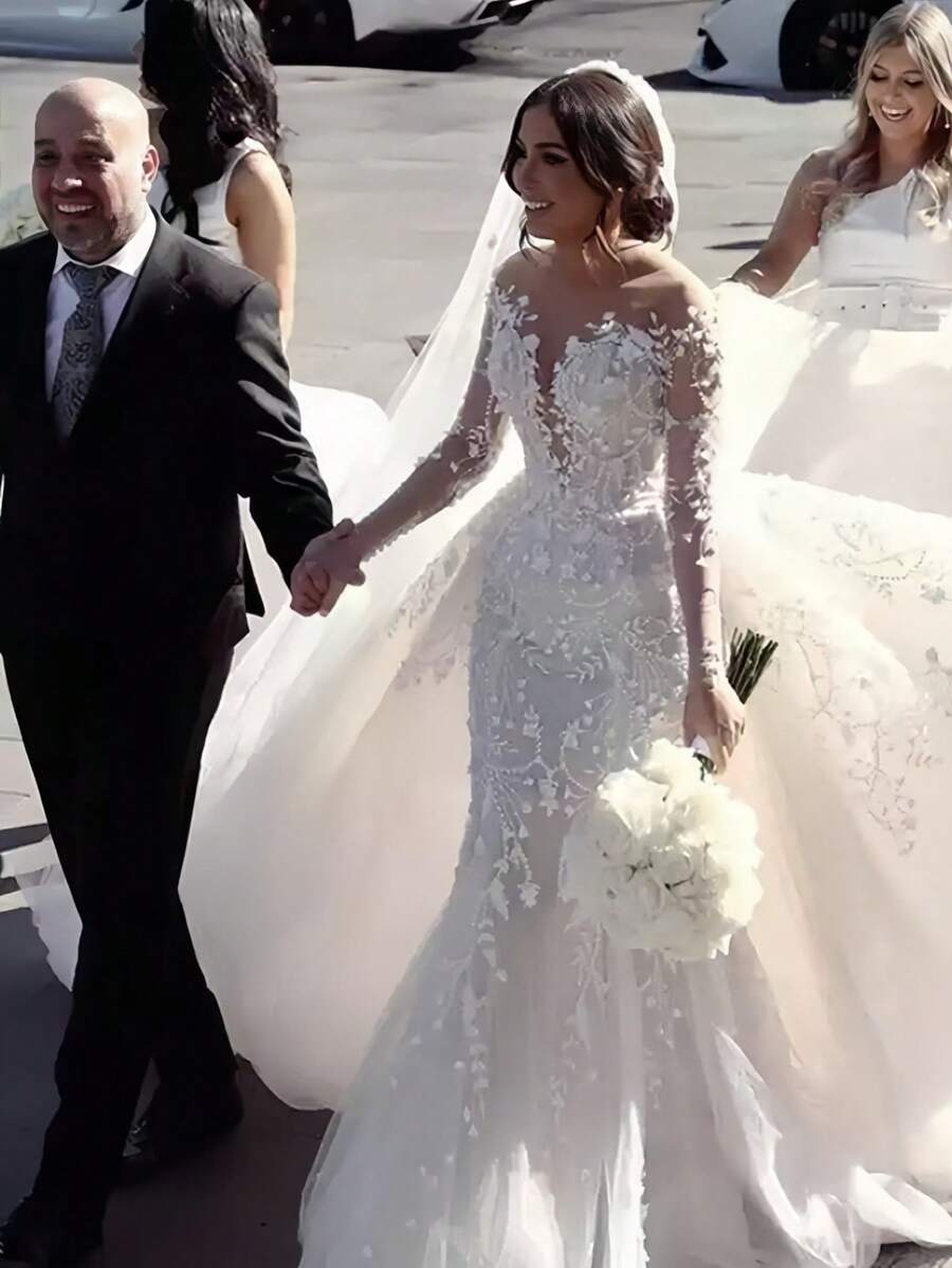 Luxurious Off-Shoulder Long Sleeve Lace Mermaid Wedding Dress With Detachable Cathedral Train And 3D Floral Appliqués – Premium Heavyweight Lace With Hand-Applied Crystal Beading, Off-Shoulder Neckline With Illusion Long Sleeves, Fitted Mermaid Silhouette With High Slit, Detachable Cathedral Train With Lace Edging, Available In Ivory – Perfect For Fall/Winter Indoor Weddings, Palace Ceremonies, And Red Carpet Events, Elegant And Dramatic Design, Ideal For Cooler Weather, International Export Quality, Suitable For Global Bridal Market - 白色 - 查看 1
