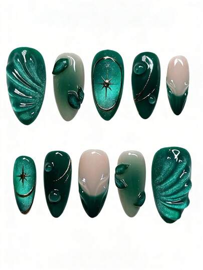 10片纯手工制作的中号杏仁形美甲贴片，底色为渐变深绿色，并饰以绿色猫眼图案，融合了立体贝壳纹、绿叶和星形钻石装饰，呈现出冷艳优雅又不失自然活力的美甲效果。这款温柔优雅的可爱美甲贴片适合女士和女孩在春夏秋冬的各种节日派对和日常生活中使用。