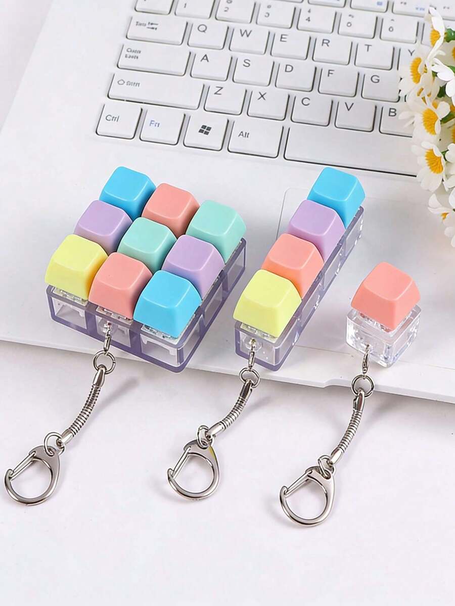 1 pieza Juguete antiestrés de teclado colorido minimalista, accesorio de bolso con forma de mini teclado de 4 teclas y grillete de metal resistente. Diseñado con 4 botones de colores "macaron".
