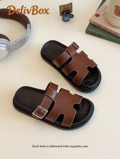 1 đôi dép xăng đan cho bé trai, trang trí khóa kim loại, chất liệu da PU, thoải mái khi mang, kiểu hở mũi, cổ thấp, không dây buộc (kiểu dép lê), đế bằng, dép đi trong nhà thông thường, thích hợp cho hoạt động vui chơi trong nhà và ngoài trời mùa hè.
