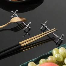 1 pieza Reposapalillos de metal mini, soporte para cuchillo, tenedor, cuchara y palillos, estilo japonés y coreano creativo con flor de ciruelo, reposapalillos multiusos, mejora el ritual de la cena, decoración de mesa, decoración de banquete de alta gama, suministros de cocina, vajilla - Multicolor - Ver 2