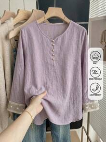 JIANHU Camisa de verano de lino vintage para mujer - Parte superior con botones y bordado dorado, con adorno floral en color lila claro, manga 3/4, camisa casual adecuada para fiesta de jardín/vacaciones/salida de fin de semana | Tela de lino transpirable, con detalles de perlas y botones ámbar, primavera - Morado - Ver 2