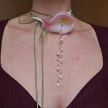 This Handmade Designer Calla Lily Necklace Is A Women's Necklace Featuring A Crystal And Pearl Tassel Pendant.It Is Adorned With An Elegant French Floral Pattern And Bohemian Style, Making It Very Suitable For Parties, Banquets, Weddings, Holidays, Vacations, Dates, And Other Occasions. - Hồng - Xem 2