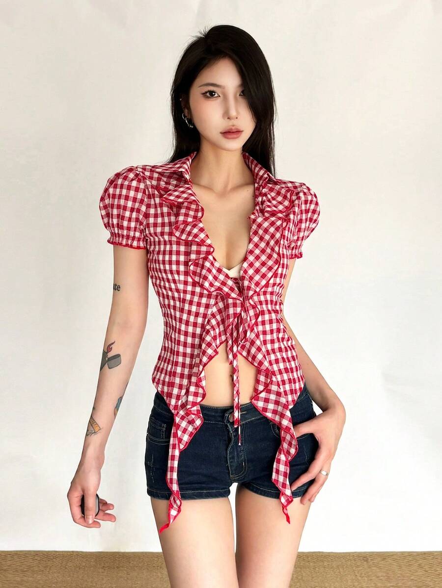 YeonC 波西米亚风女式格纹短款上衣，泡泡袖，系带前襟，不对称荷叶边下摆，流苏装饰，沙滩度假装 - 紅色 - 查看 1