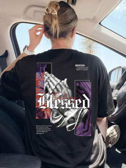 轻薄舒适柔软，适合全天穿着的常规版型T恤，街头风美学Pinterest风格，背面印有祈祷的手和“感觉”哥特式标语，信仰语录黑色图案上衣。