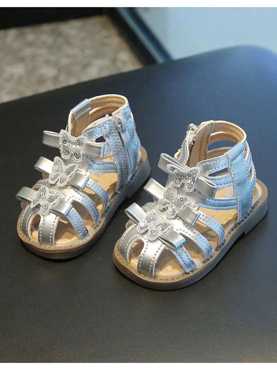 1 đôi sandal La Mã hình bướm màu bạc cho bé gái, đế mềm, mũi kín, giày công chúa, giày đi biển chống trượt đế mềm cho trẻ em, thiết kế đế bằng thời trang đa năng, món đồ cần thiết cho mùa hè. - Bạc - Xem 1