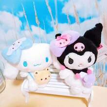 SANRIO 三丽鸥 Hello Kitty 夏威夷时尚毛绒玩具 1 件装，My Melody、Kuromi、Pochacco，学生背包，可爱毛绒玩偶，包包挂件，礼品包装，节日礼物 - 彩色 - 查看 6