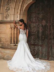 Off-The-Shoulder Mermaid Wedding Gown With A Plunging Sweetheart Neckline And Illusion Lace Bodice, Featuring Intricate Beaded Embroidery, Sheer Side Panels, And A Fitted Satin Skirt That Flares Into A Dramatic Chapel Train With Scalloped Lace Trim, This Luxurious Bridal Dress Is Crafted From Premium Lace And Smooth Satin For A Silhouette That Merges Romantic Elegance With Modern Glamour, Ideal For Spring, Summer, Fall, And Winter Indoor Venues Such As A Grand Ballroom, Historic Mansion - trắng - Xem 2