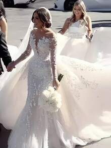Luxurious Off-Shoulder Long Sleeve Lace Mermaid Wedding Dress With Detachable Cathedral Train And 3D Floral Appliqués – Premium Heavyweight Lace With Hand-Applied Crystal Beading, Off-Shoulder Neckline With Illusion Long Sleeves, Fitted Mermaid Silhouette With High Slit, Detachable Cathedral Train With Lace Edging, Available In Ivory – Perfect For Fall/Winter Indoor Weddings, Palace Ceremonies, And Red Carpet Events, Elegant And Dramatic Design, Ideal For Cooler Weather, International Export Quality, Suitable For Global Bridal Market - 白色 - 查看 4