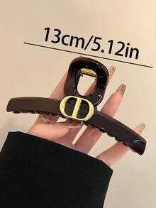 1个女士13厘米/5.12英寸棕色D字母发夹，特大号，轻质塑料，时尚百搭，简约优雅风格，适合日常、休闲、派对、通勤、海滩、丸子头、马尾辫、洗脸、化妆等场合，是夏季沙滩装扮的必备发夹，也是度假必备的沙滩发爪。 - 棕色 - 查看 2