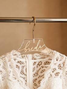Móc treo váy cưới và váy phù dâu cá nhân hóa dành cho cô dâu và chú rể, quà tặng, chất liệu acrylic màu vàng hồng, vàng sâm panh, khắc chữ thư pháp theo yêu cầu. Tên tùy chỉnh. - Nhiều màu - Xem 1