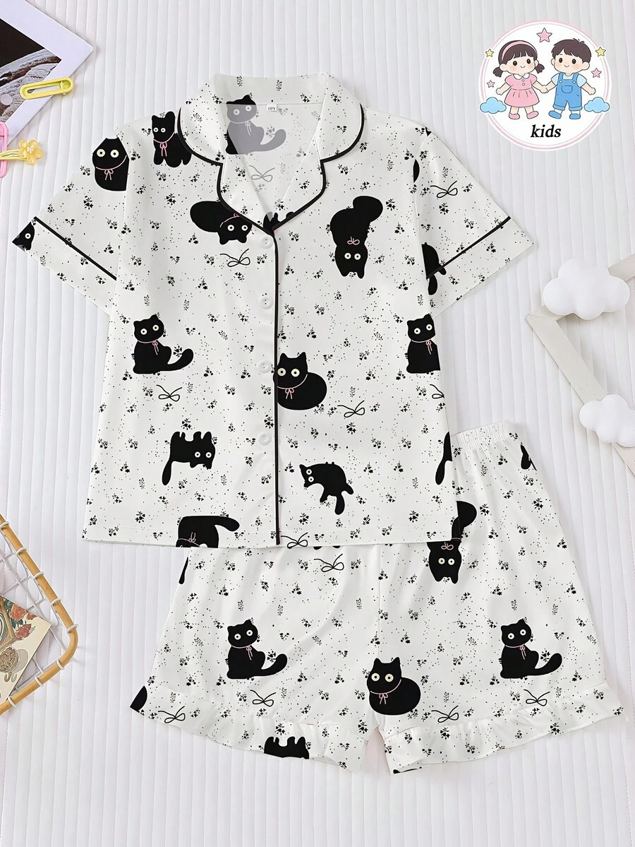 Conjunto de pijama casual para niña preadolescente, suave y amigable con la piel, con estampado lindo de gato negro, nuevo estilo infantil con top de manga corta y cuello tipo solapa, y shorts de cintura elástica holgada con dobladillo con volantes, estampado integral de gatitos negros y lazos, adecuado para uso diario de niñas preadolescentes y adolescentes