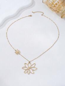 1pc European And American Fashion Elegant Hollow Flower Pendant Necklace, Exaggerated Design Suitable For Vacation - Gold - View 3